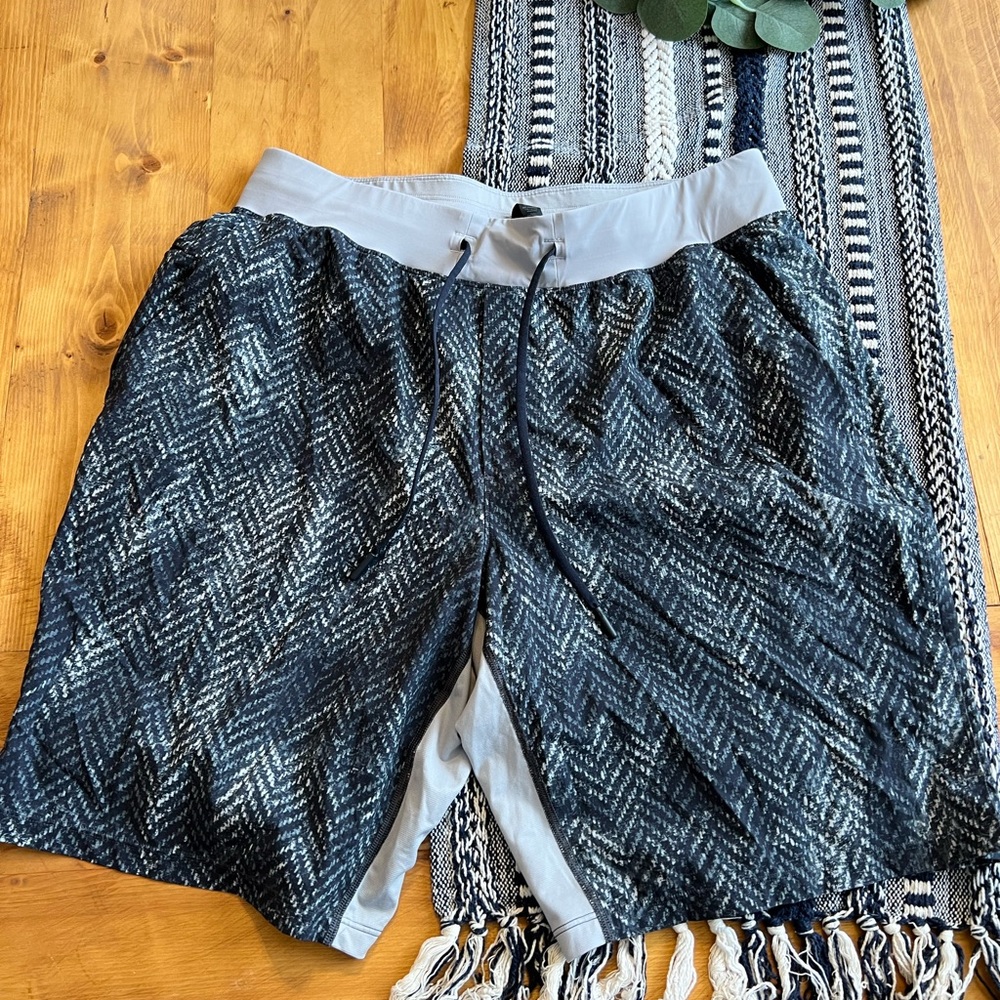 Mens LuluLemon shorts grey black large with liner